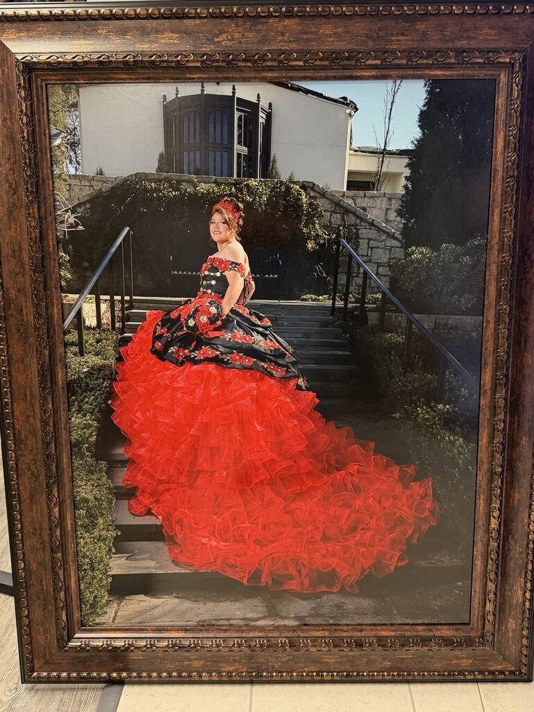 Canvas de quinceañera vestido rojo y negro enmarcado